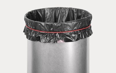 Inner bucket with a bin liner inside that is fixed with a red rubber clamping ring