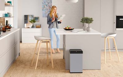 Waste bin is standing in a kitchen