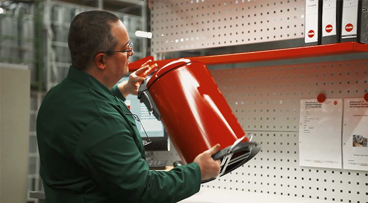 Final visual inspection of a Hailo waste bin