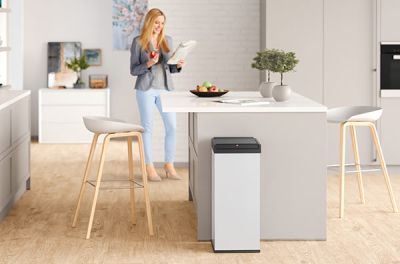 Waste bin is standing in a kitchen