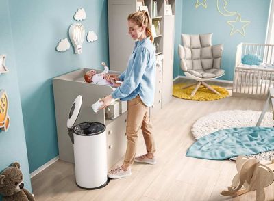 A woman throws a nappy into the Hailo Fresh L nappy bin